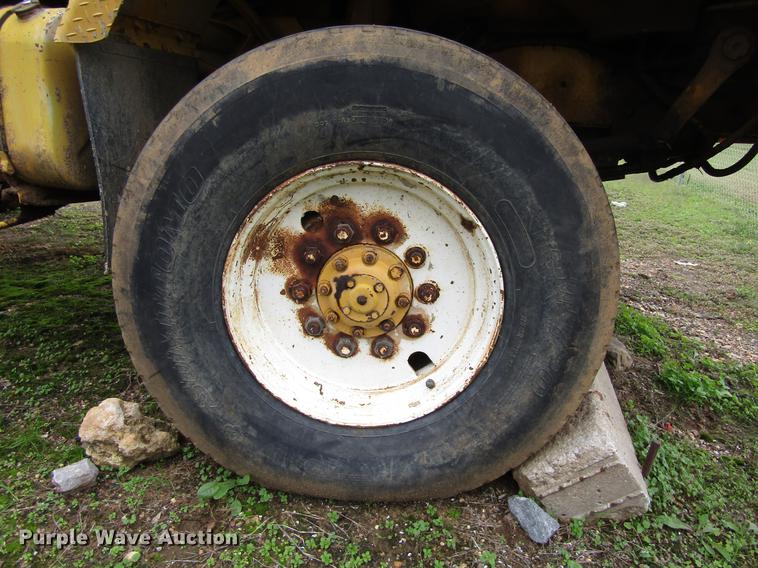 image for item DC0047 1979 International Paystar F5070 tank truck