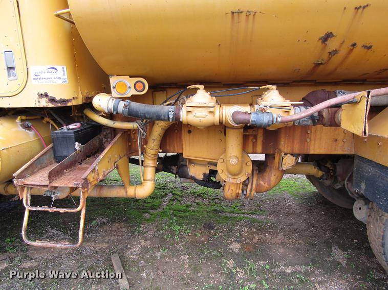 image for item DC0047 1979 International Paystar F5070 tank truck