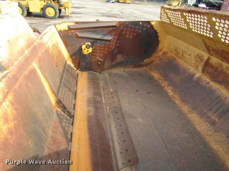 image for item DC0074 2005 John Deere 1812C scraper