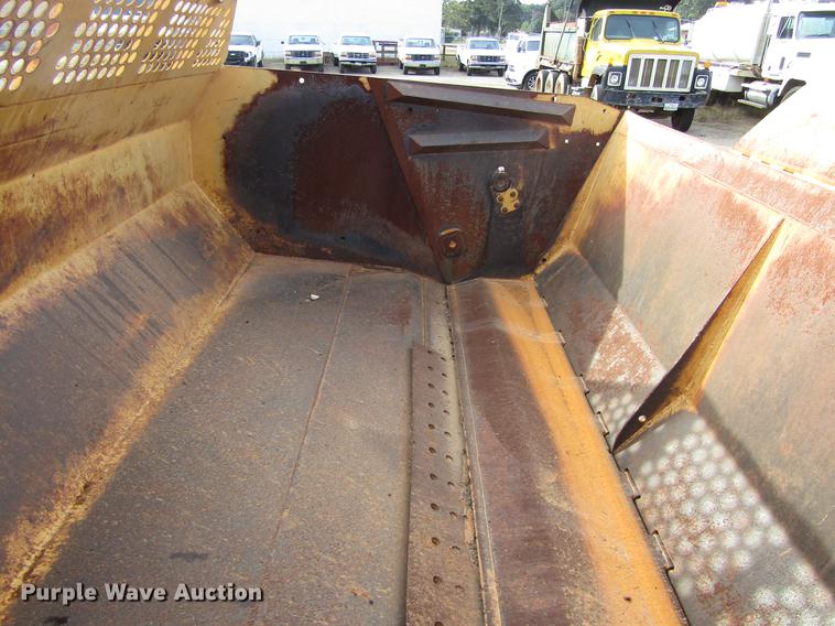 image for item DC0074 2005 John Deere 1812C scraper