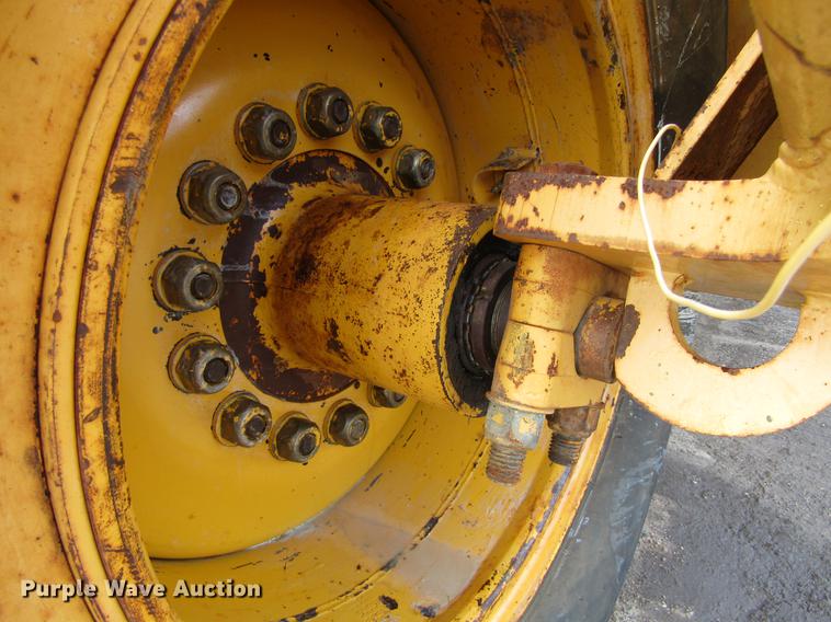 image for item DC0074 2005 John Deere 1812C scraper