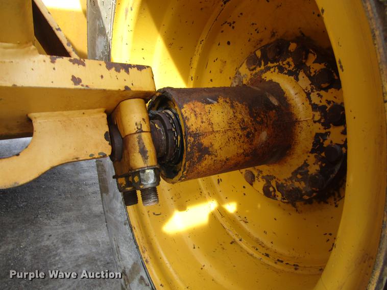 image for item DC0074 2005 John Deere 1812C scraper