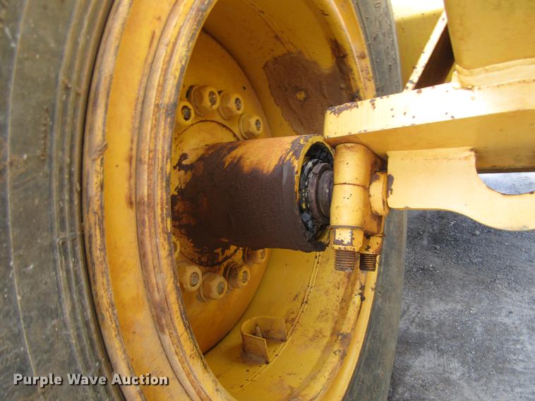 image for item DC0074 2005 John Deere 1812C scraper