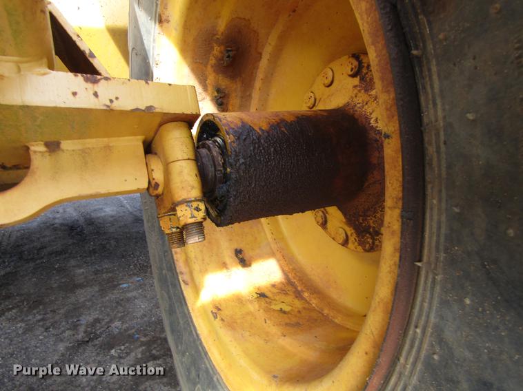 image for item DC0074 2005 John Deere 1812C scraper