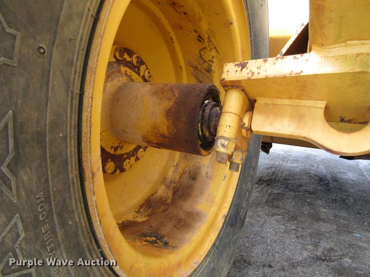 image for item DC0074 2005 John Deere 1812C scraper