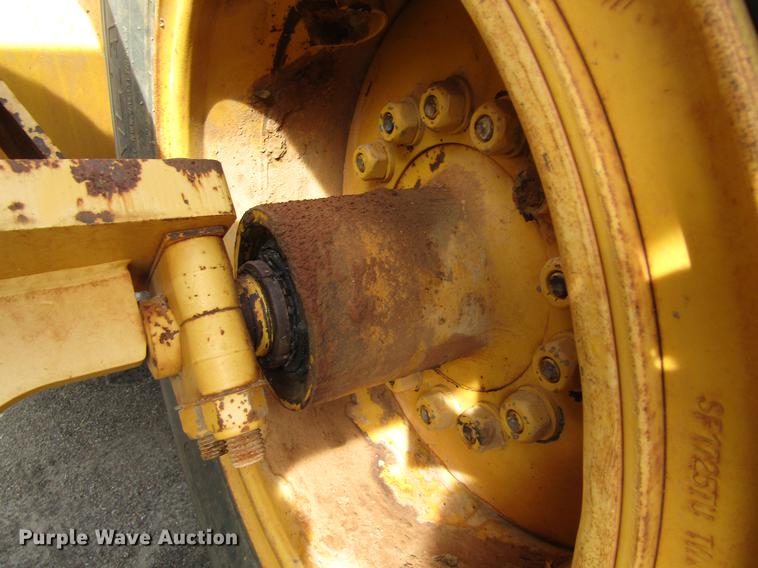 image for item DC0074 2005 John Deere 1812C scraper