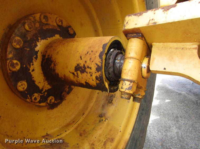 image for item DC0074 2005 John Deere 1812C scraper