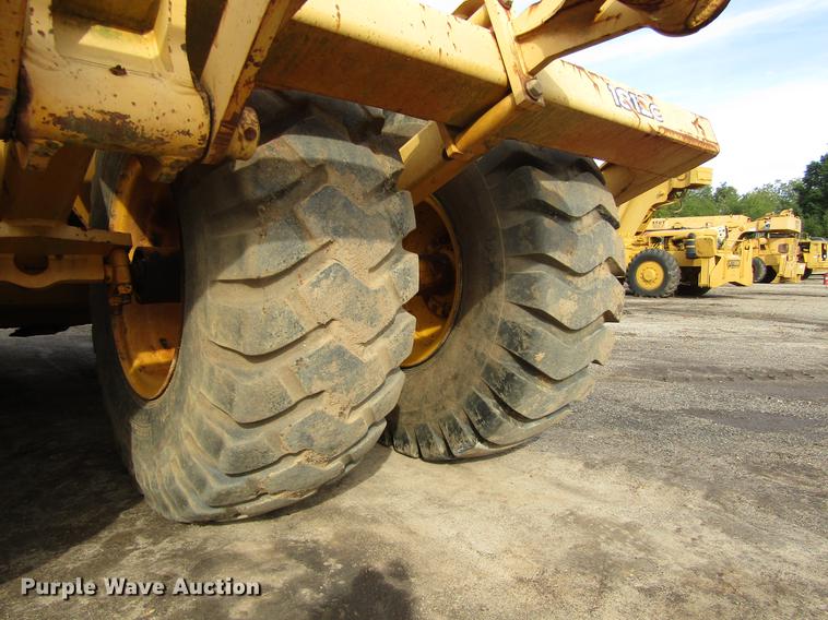 image for item DC0074 2005 John Deere 1812C scraper