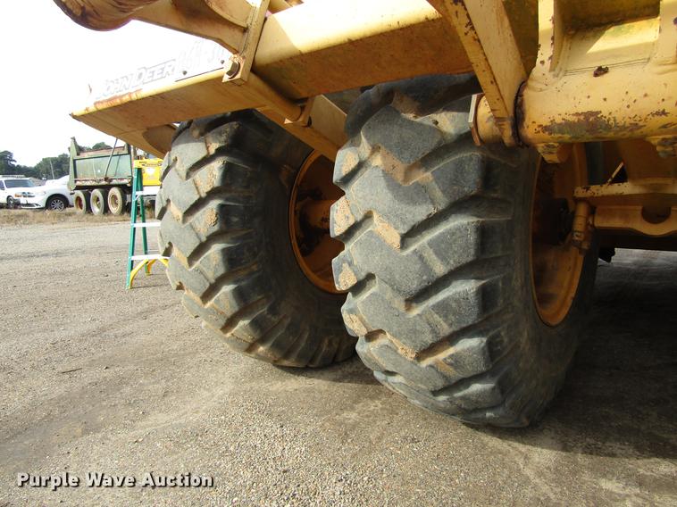 image for item DC0074 2005 John Deere 1812C scraper