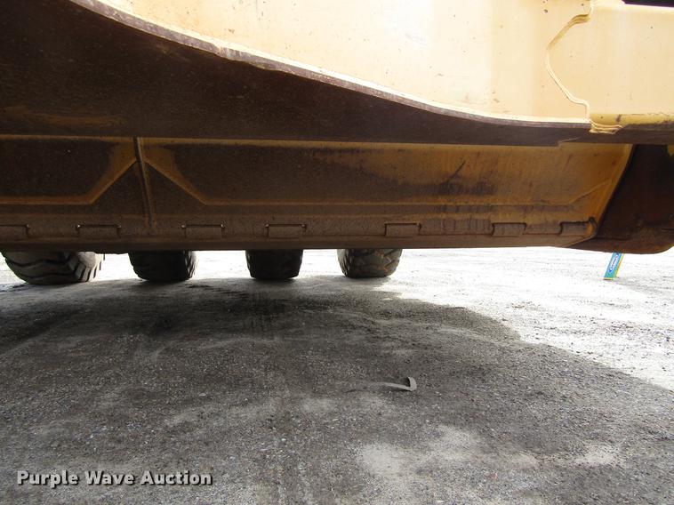 image for item DC0074 2005 John Deere 1812C scraper