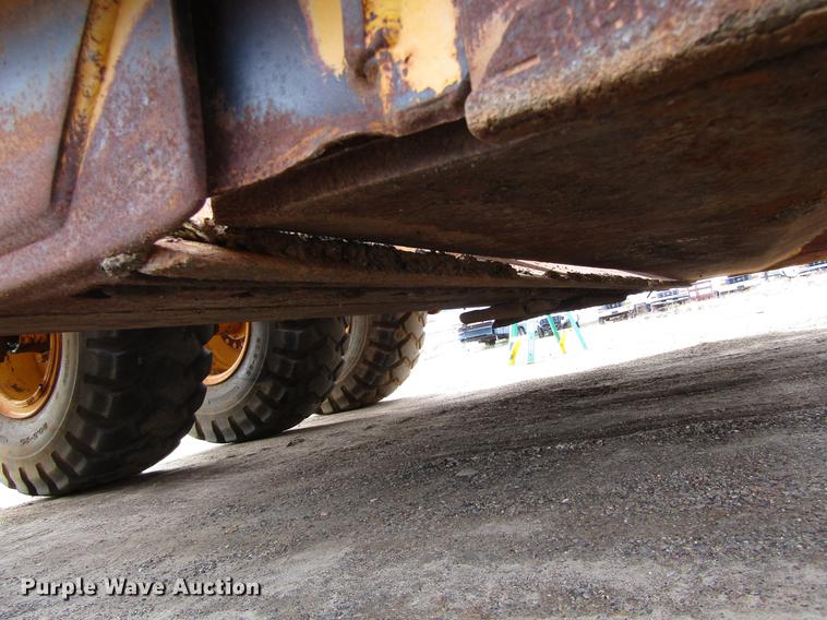 image for item DC0074 2005 John Deere 1812C scraper