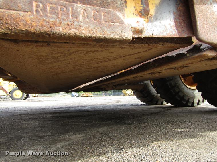 image for item DC0074 2005 John Deere 1812C scraper