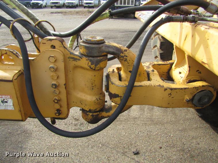 image for item DC0074 2005 John Deere 1812C scraper