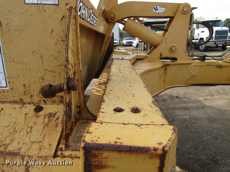 image for item DC0074 2005 John Deere 1812C scraper