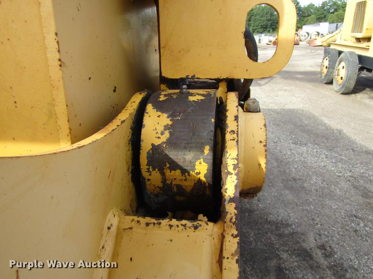 image for item DC0074 2005 John Deere 1812C scraper