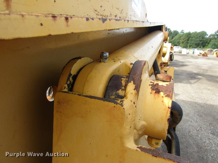 image for item DC0074 2005 John Deere 1812C scraper