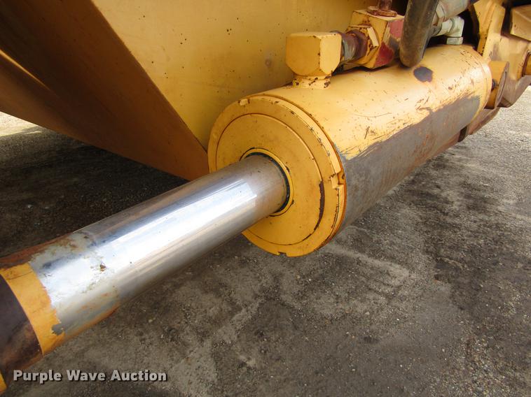 image for item DC0074 2005 John Deere 1812C scraper