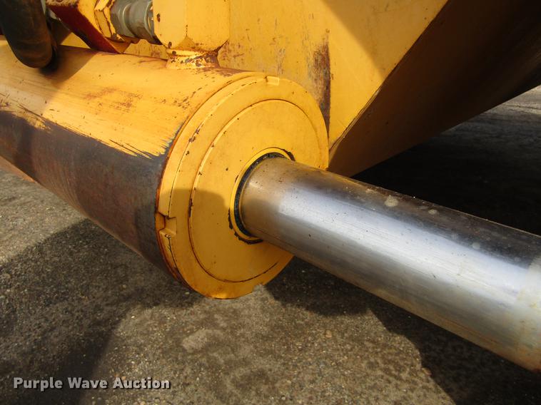 image for item DC0074 2005 John Deere 1812C scraper