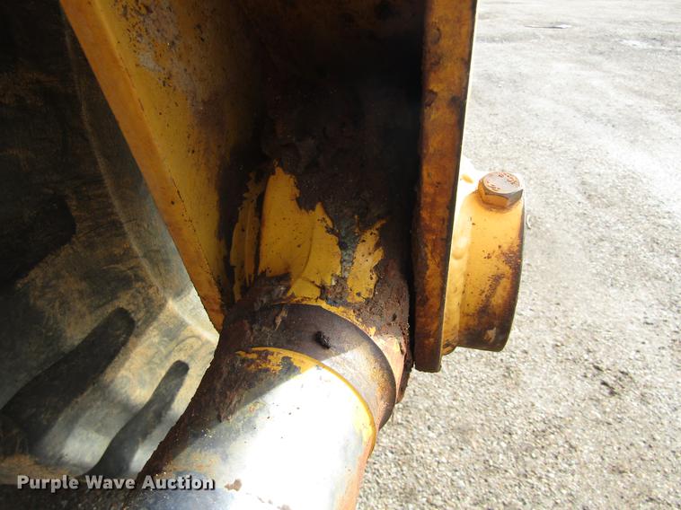 image for item DC0074 2005 John Deere 1812C scraper