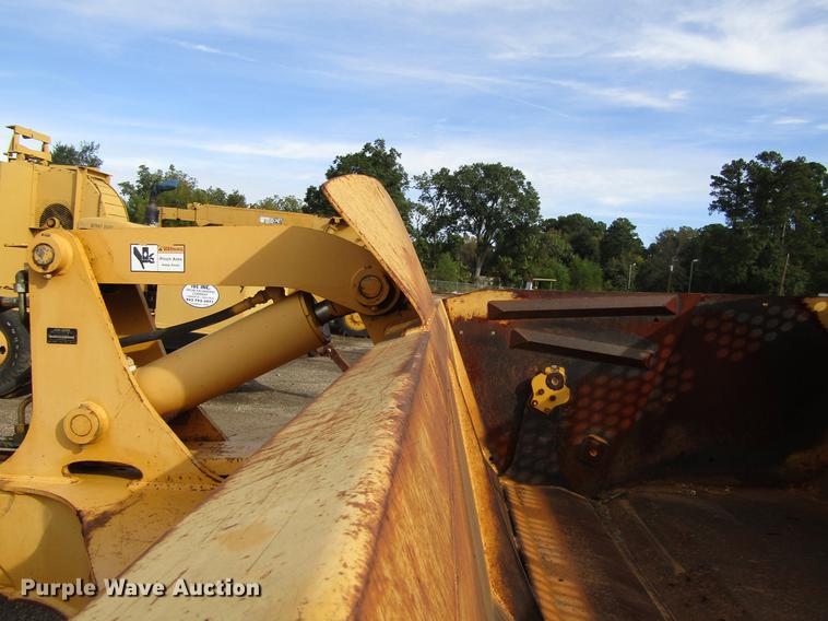 image for item DC0074 2005 John Deere 1812C scraper