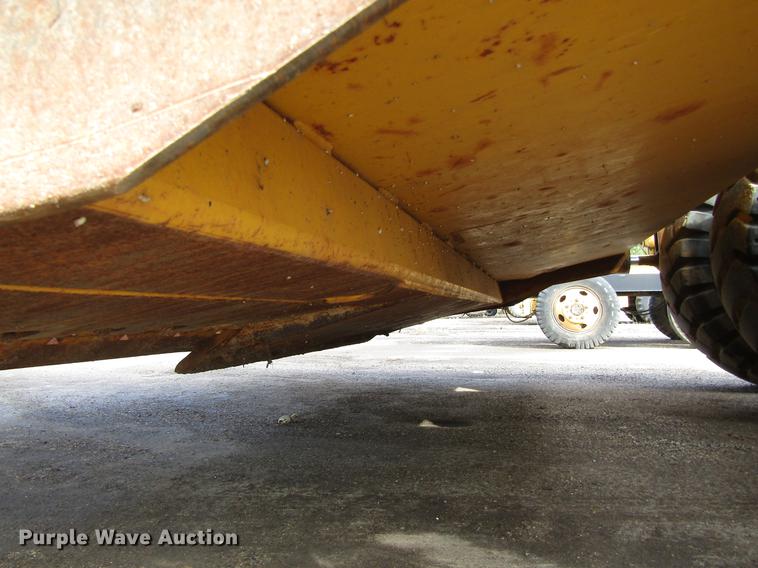 image for item DC0075 2005 John Deere 1812C scraper