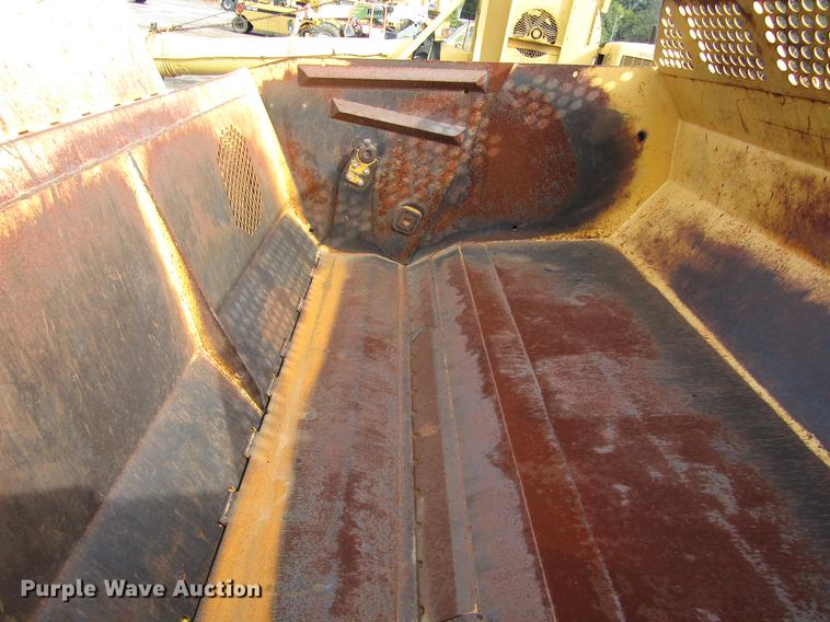 image for item DC0075 2005 John Deere 1812C scraper