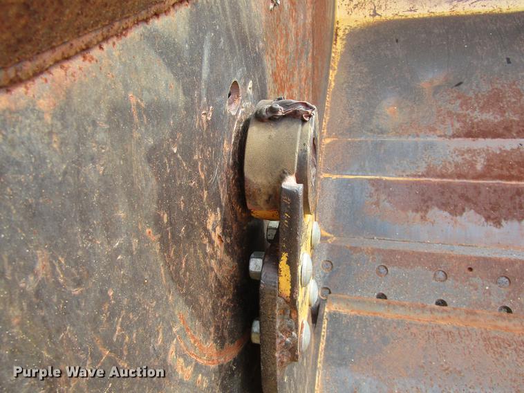 image for item DC0075 2005 John Deere 1812C scraper