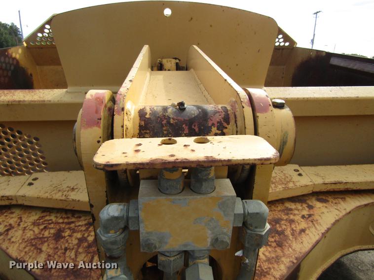 image for item DC0075 2005 John Deere 1812C scraper