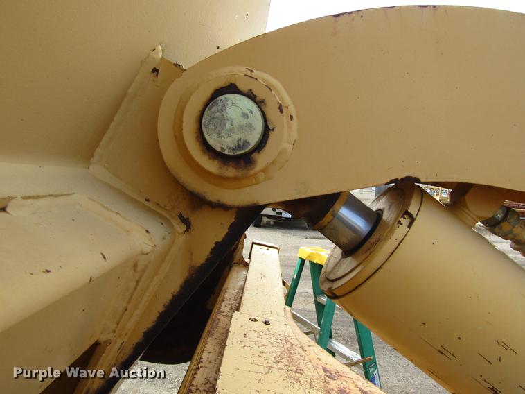 image for item DC0075 2005 John Deere 1812C scraper