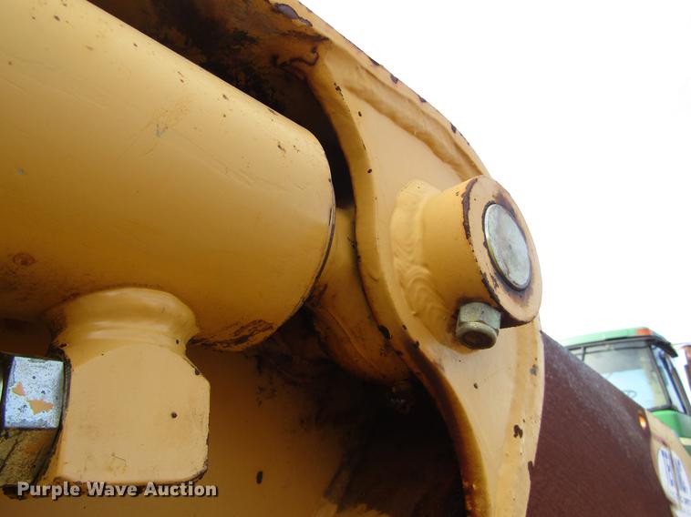 image for item DC0075 2005 John Deere 1812C scraper