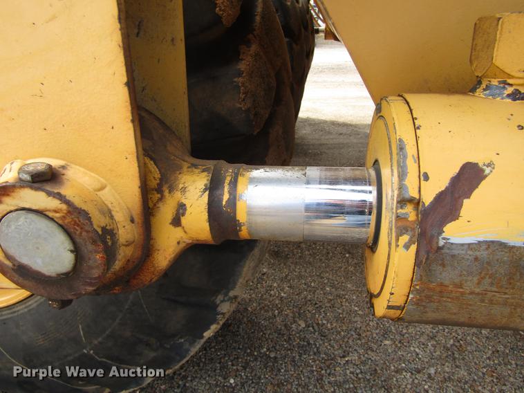 image for item DC0075 2005 John Deere 1812C scraper