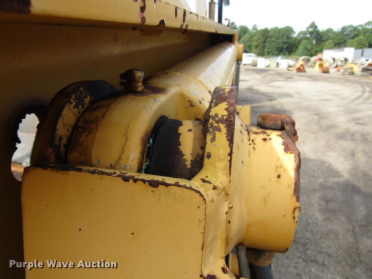 image for item DC0075 2005 John Deere 1812C scraper