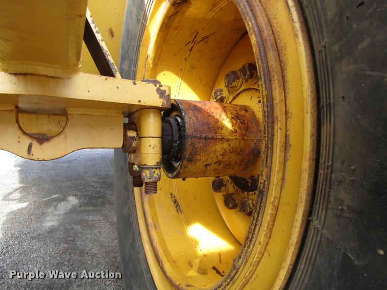 image for item DC0075 2005 John Deere 1812C scraper