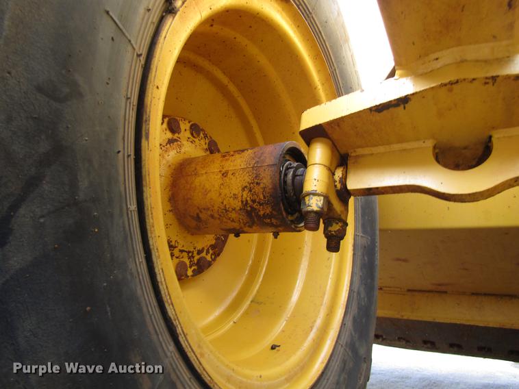 image for item DC0075 2005 John Deere 1812C scraper