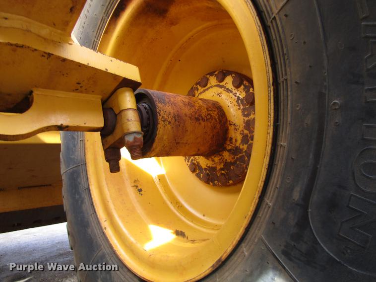 image for item DC0075 2005 John Deere 1812C scraper