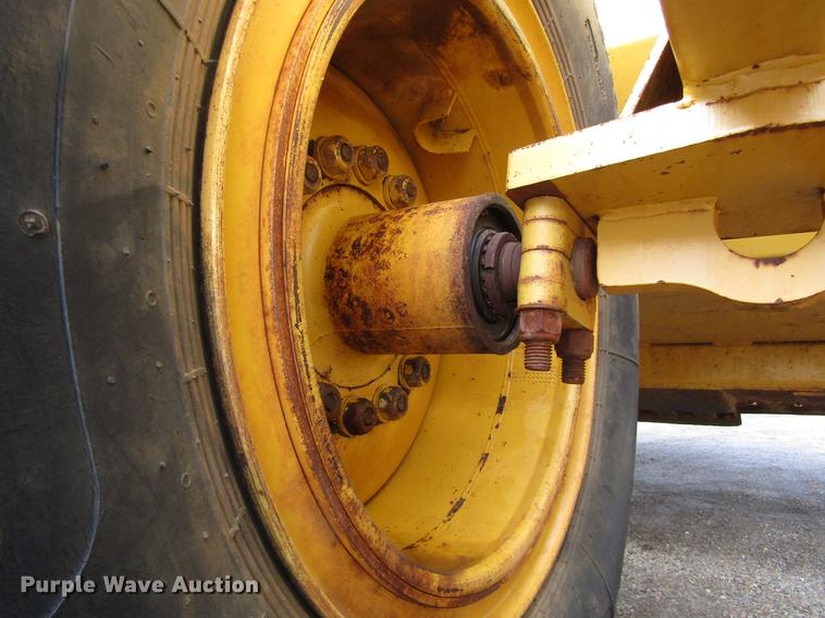 image for item DC0075 2005 John Deere 1812C scraper