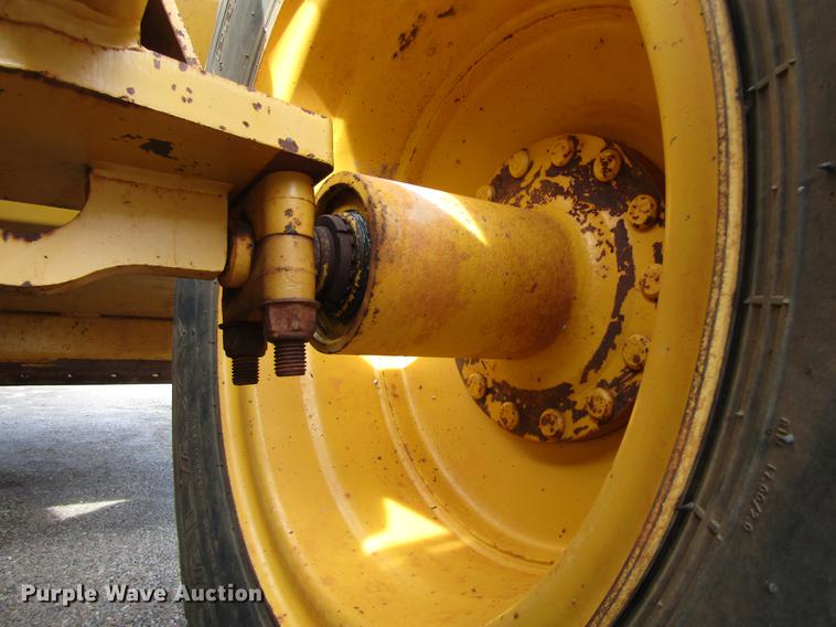 image for item DC0075 2005 John Deere 1812C scraper