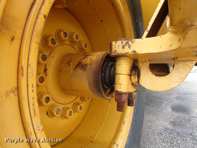 image for item DC0075 2005 John Deere 1812C scraper