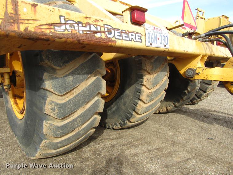 image for item DC0075 2005 John Deere 1812C scraper