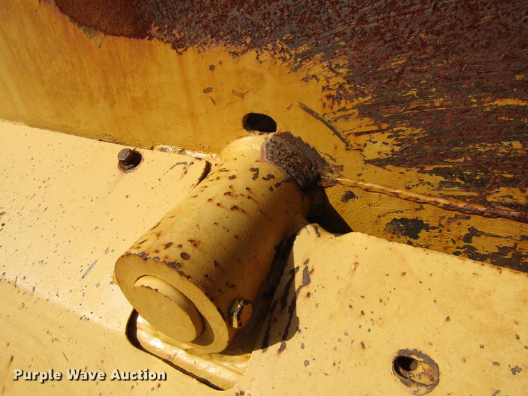 image for item DC0076 2005 John Deere 1812C scraper