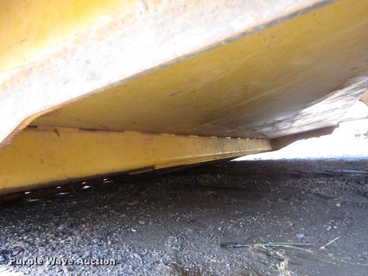 image for item DC0076 2005 John Deere 1812C scraper