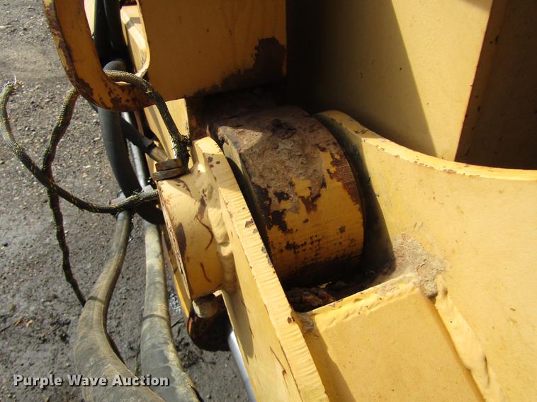 image for item DC0076 2005 John Deere 1812C scraper