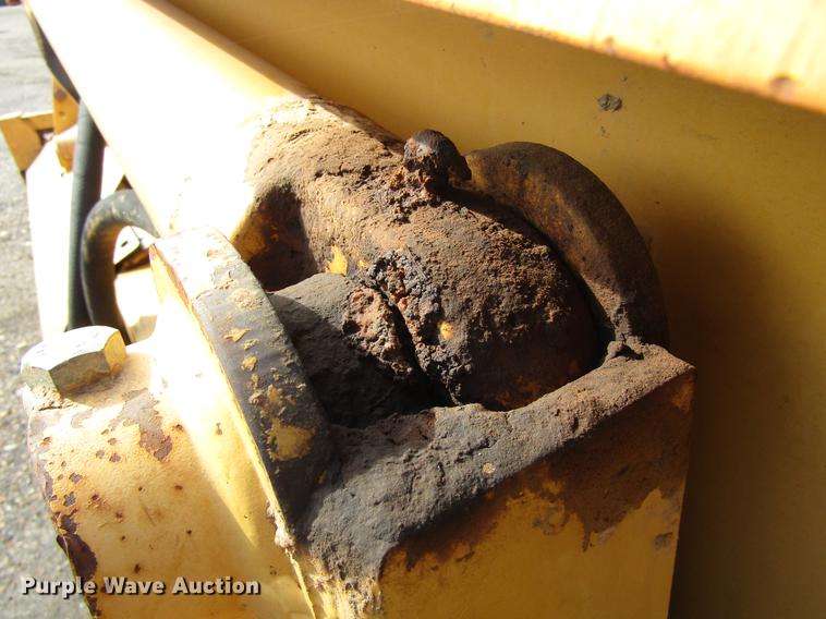 image for item DC0076 2005 John Deere 1812C scraper