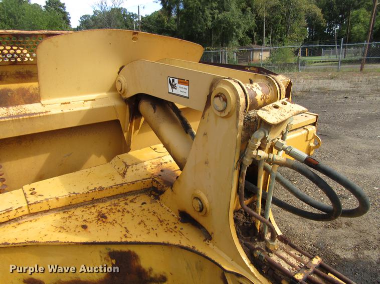 image for item DC0076 2005 John Deere 1812C scraper