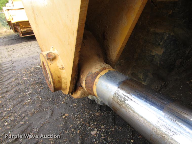 image for item DC0076 2005 John Deere 1812C scraper