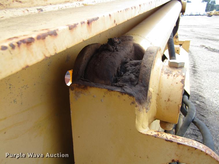 image for item DC0076 2005 John Deere 1812C scraper