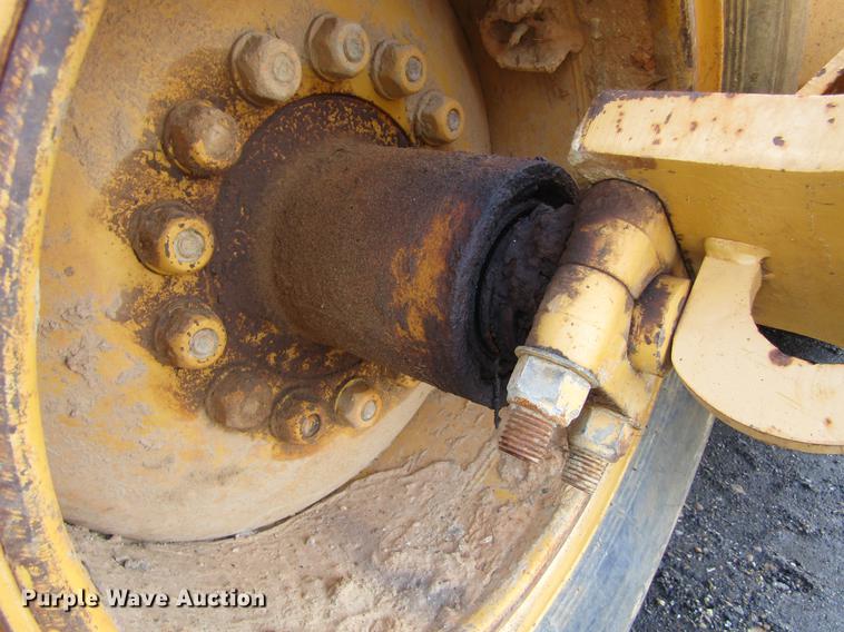 image for item DC0076 2005 John Deere 1812C scraper