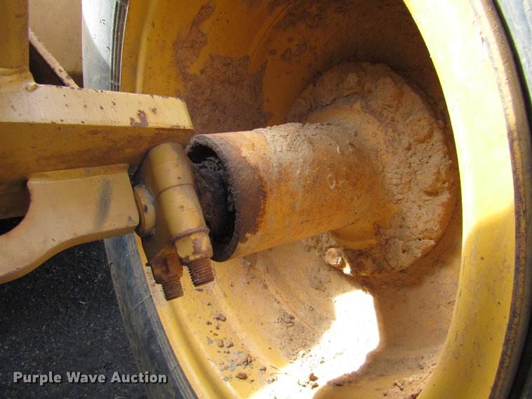 image for item DC0076 2005 John Deere 1812C scraper