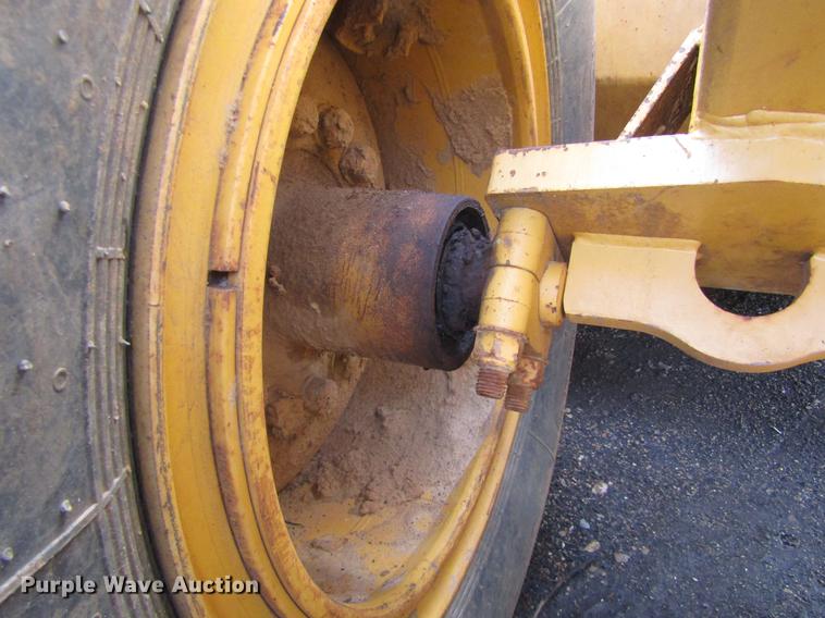 image for item DC0076 2005 John Deere 1812C scraper