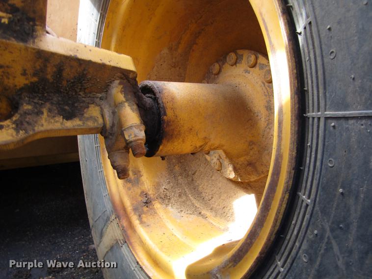 image for item DC0076 2005 John Deere 1812C scraper